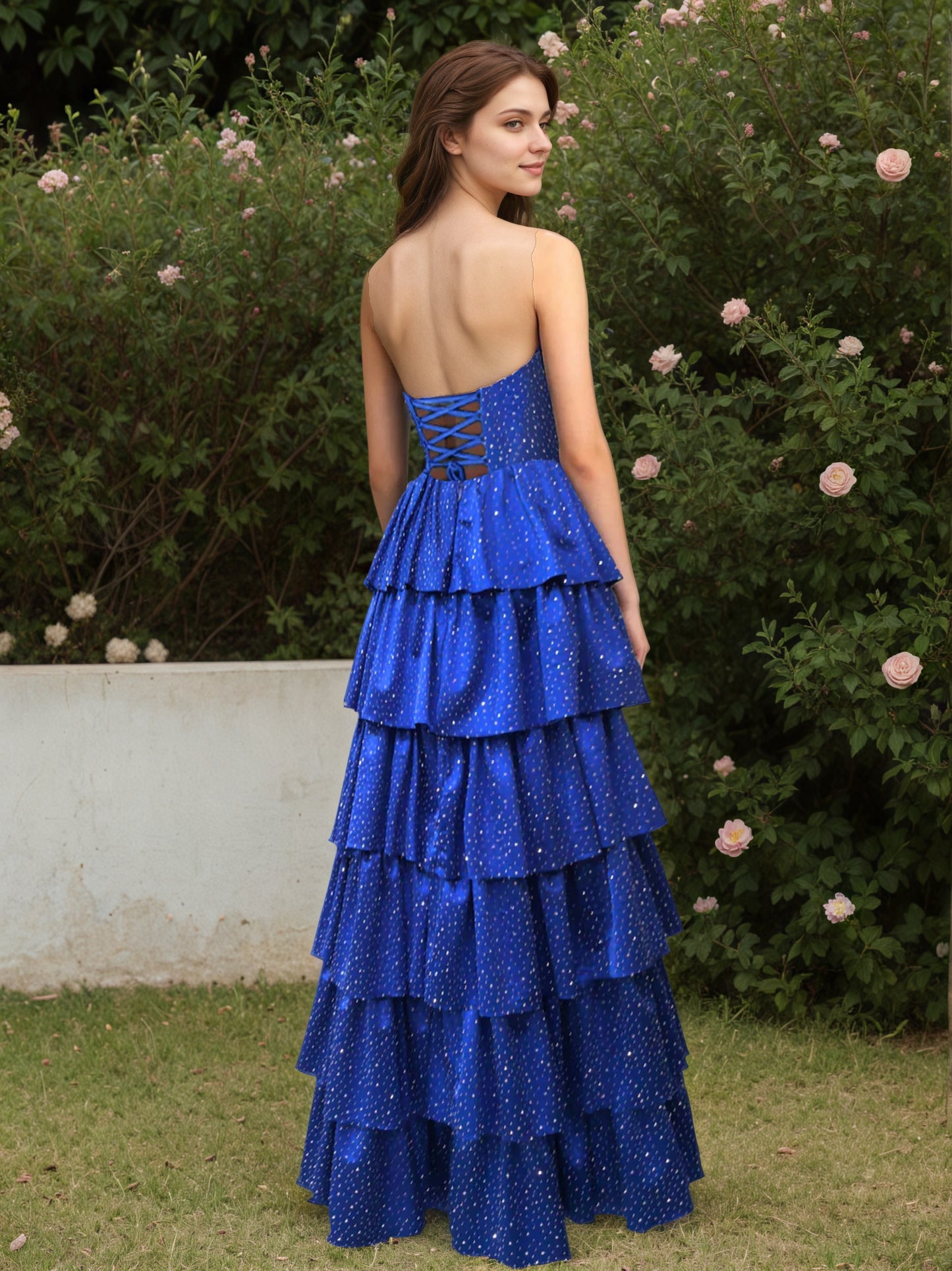 Robe fourreau courte noire asymétrique avec perles
