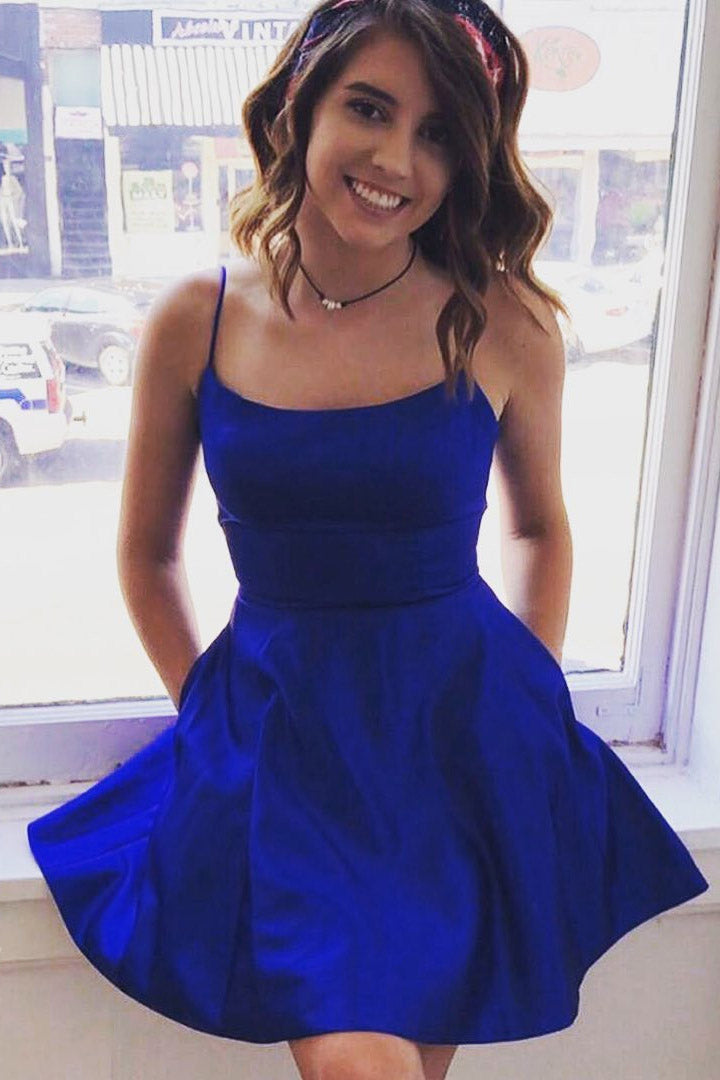 Einfaches, kurzes Satin-Heimkehrkleid in Königsblau mit Taschen