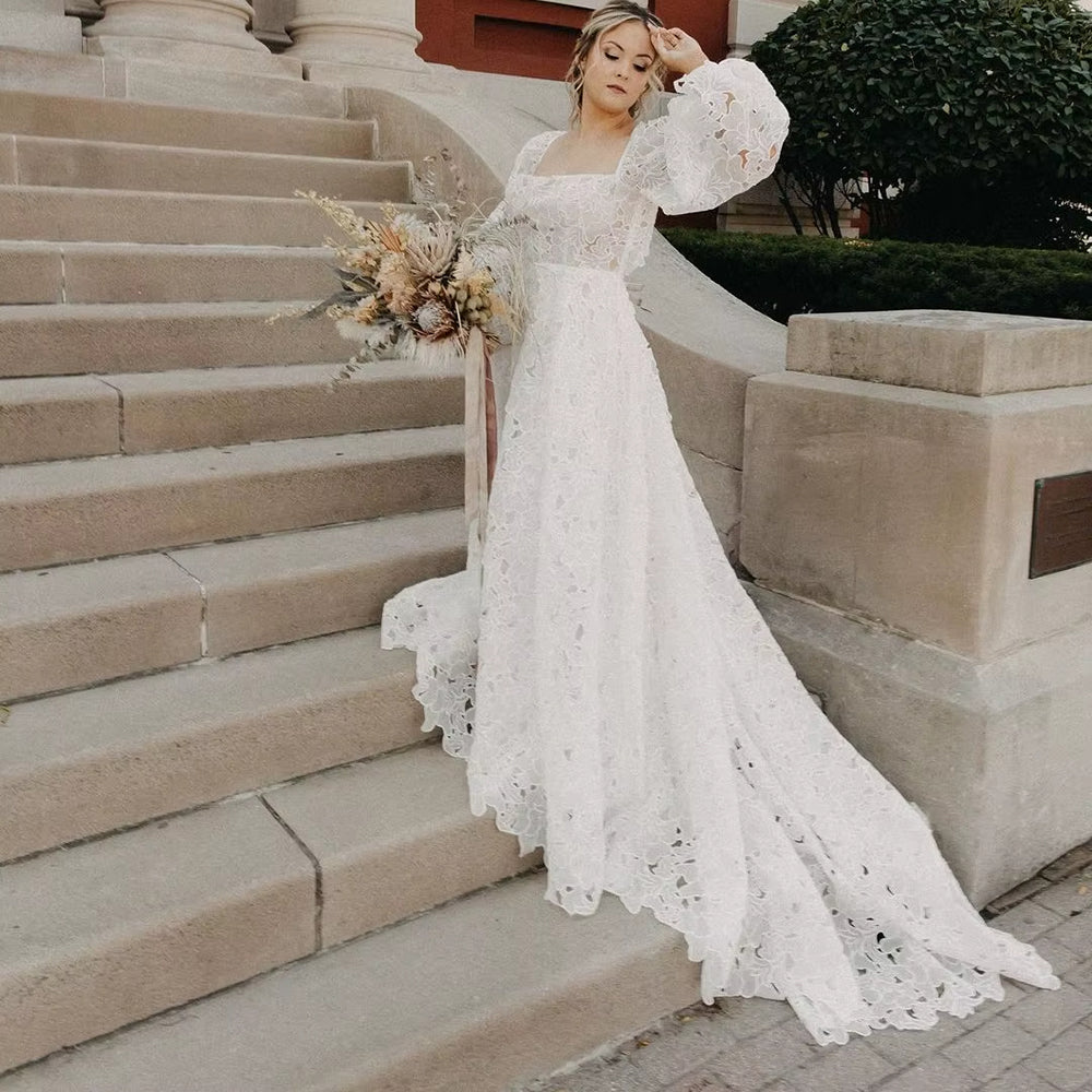 Robe de mariée trapèze style bohème à col carré et manches longues bouffantes, dos nu, entièrement en dentelle