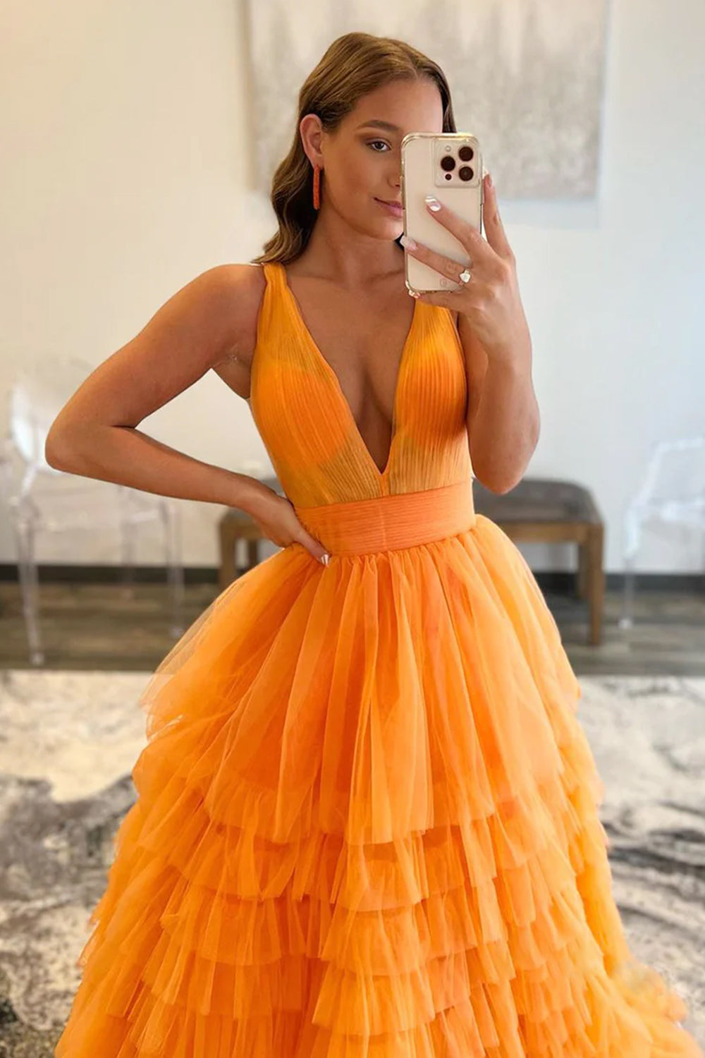 Robe de bal longue en tulle orange à col en V et coupe trapèze de Roycebridal Reese