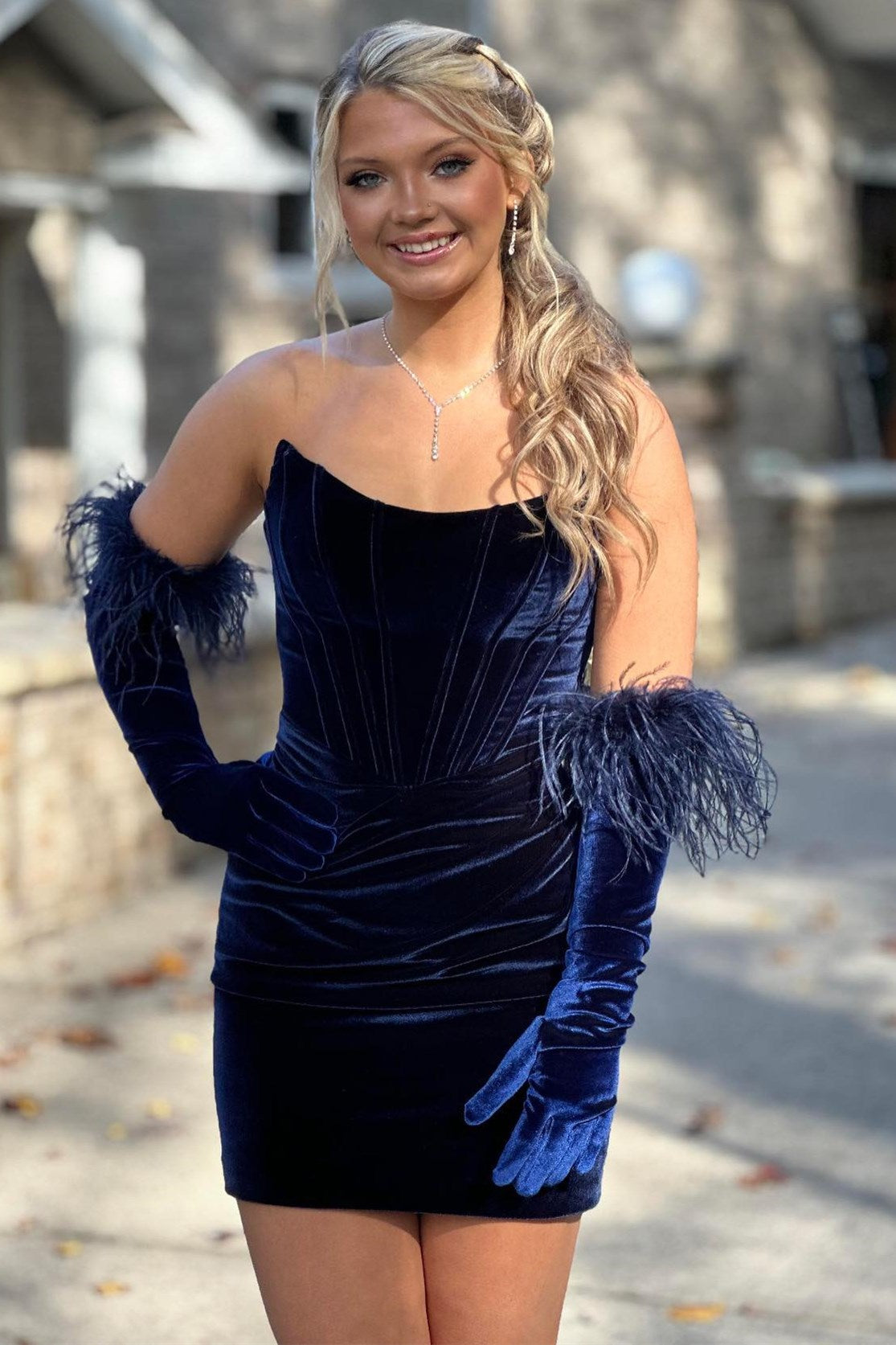 Virginie | Robe courte moulante en velours rouge vin, sans bretelles