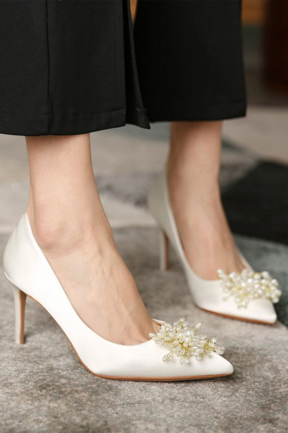 Escarpins pointus à talons aiguilles blancs perlés