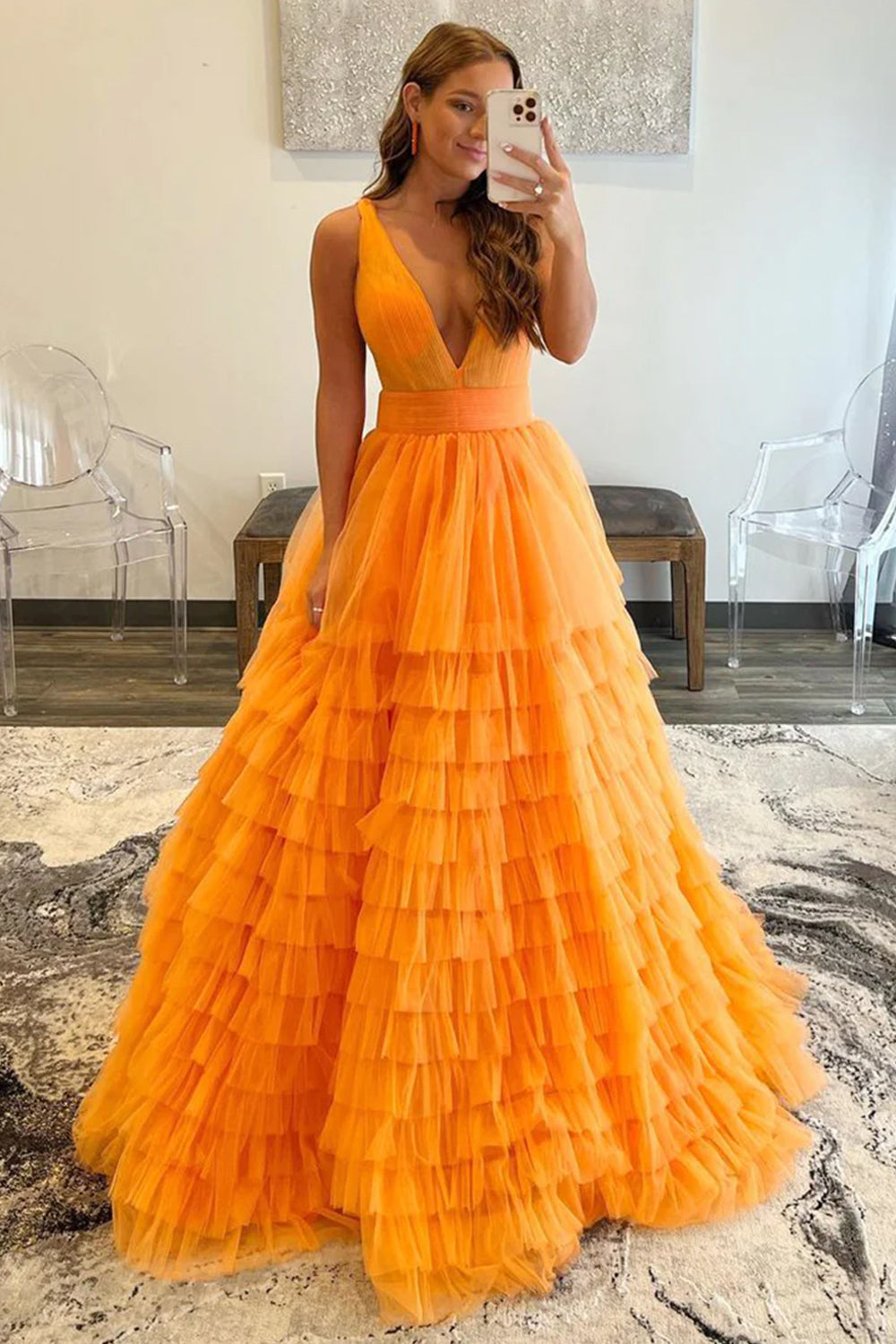 Robe de bal longue en tulle orange à col en V et coupe trapèze de Roycebridal Reese