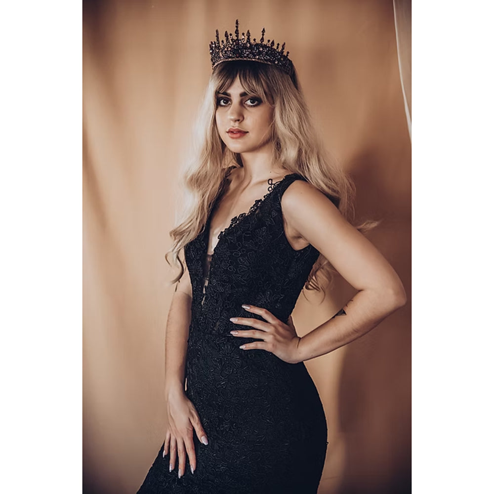 Robe de mariée sirène noire gothique sexy à bretelles spaghetti et col en V et dos nu avec appliques en dentelle