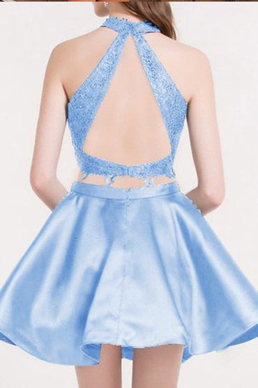 Robe de soirée courte deux pièces bleu ciel, coupe trapèze, dos nu, sans manches, avec appliques
