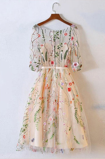 Robe de soirée courte à manches mi-longues et appliques en dentelle transparente
