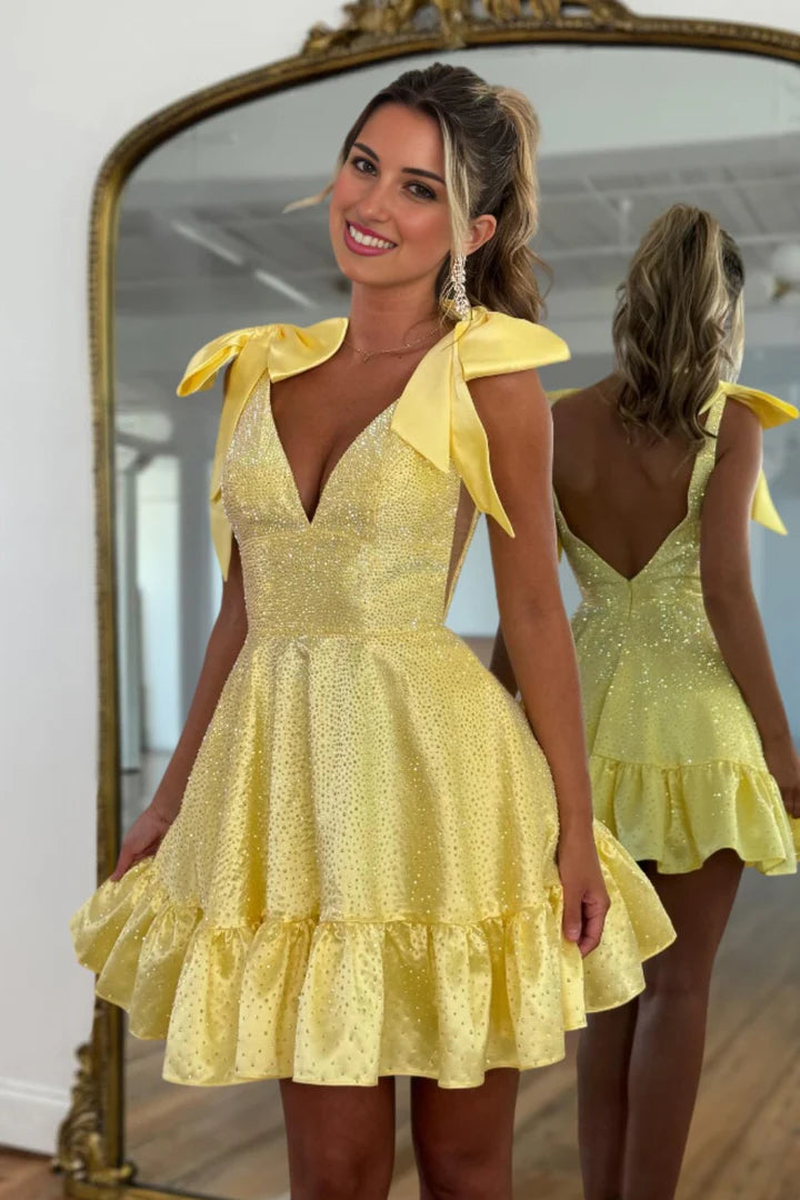 Robe fourreau courte noire asymétrique avec perles