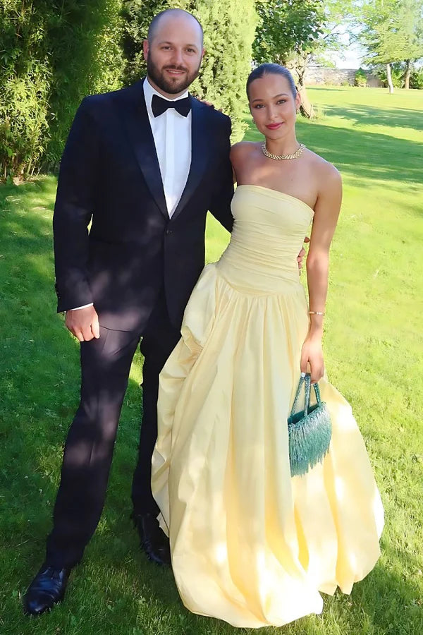 Vestido de fiesta azul con escote halter plisado y satén recortado