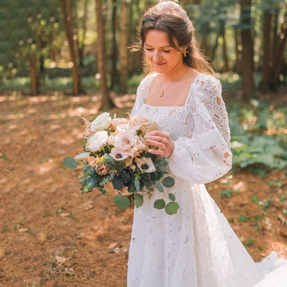 Robe de mariée trapèze style bohème à col carré et manches longues bouffantes, dos nu, entièrement en dentelle