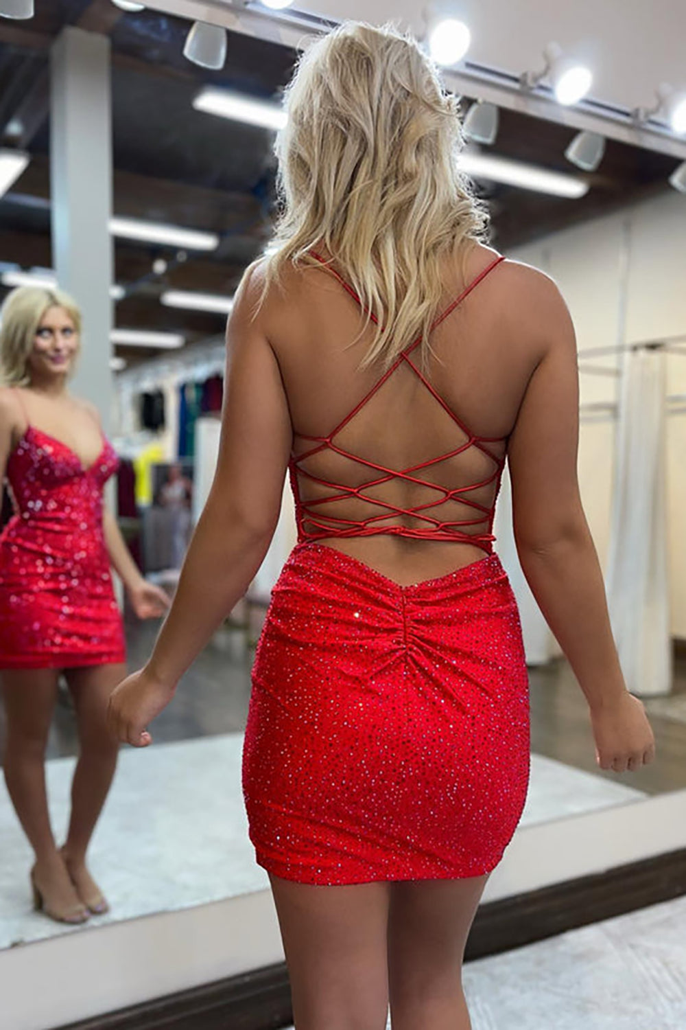 Sexy V-Ausschnitt Rote Perlen verzierte kurze Homecoming-Kleider
