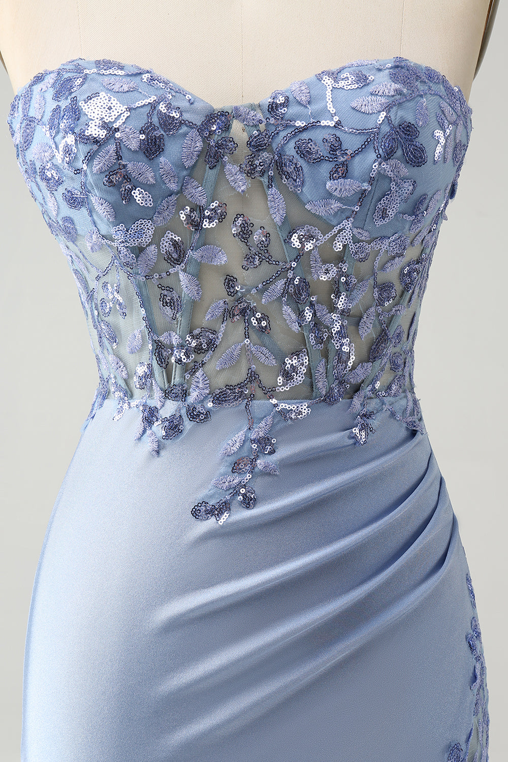 Robe de soirée courte moulante lilas à décolleté en cœur et paillettes