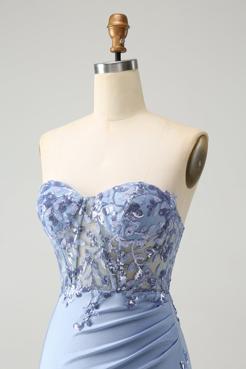 Robe de soirée courte moulante lilas à décolleté en cœur et paillettes