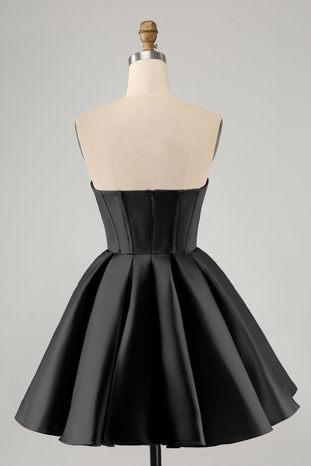 Jolie robe de soirée courte fuchsia à décolleté en cœur et corset avec perles