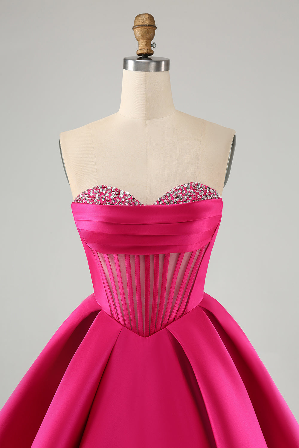 Jolie robe de soirée courte fuchsia à décolleté en cœur et corset avec perles