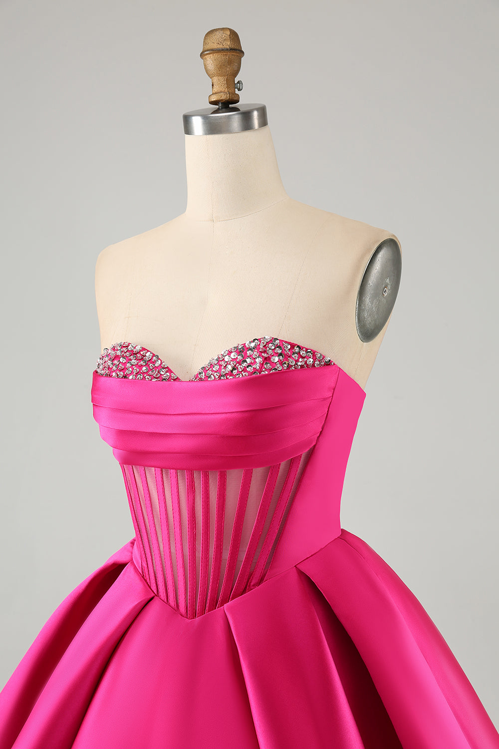 Jolie robe de soirée courte fuchsia à décolleté en cœur et corset avec perles