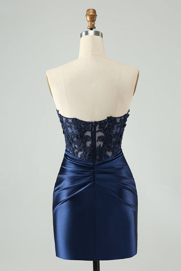 Robe de soirée courte moulante bleu marine à décolleté en cœur et perles, avec découpes