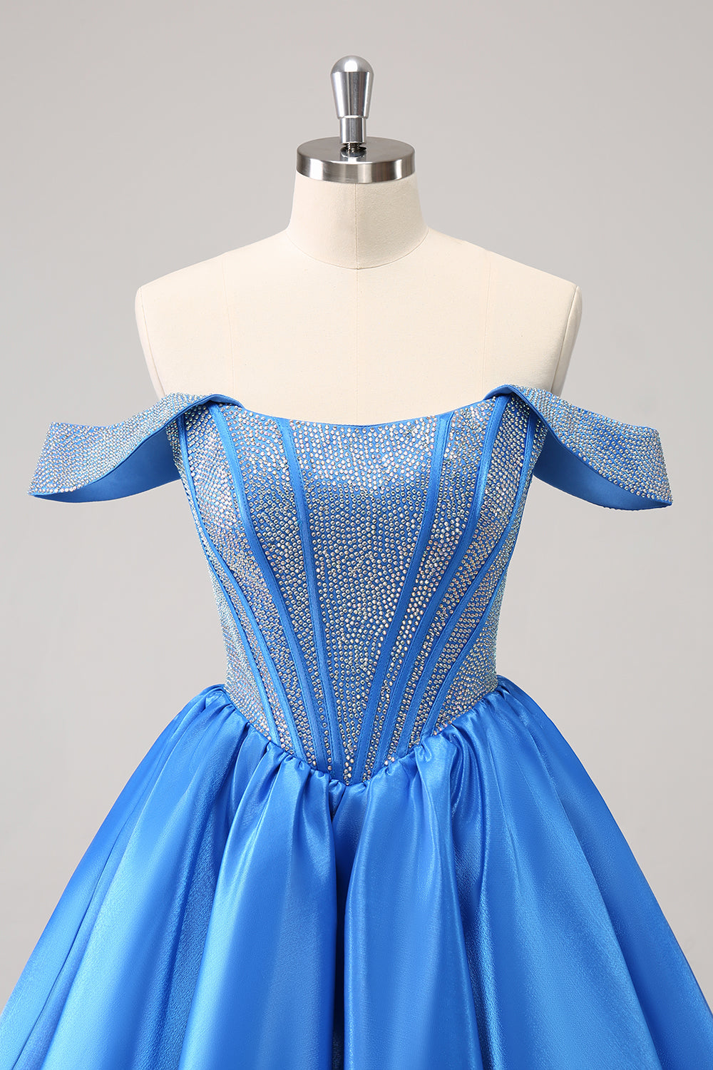 Jolie robe de soirée bleue style corset à épaules dénudées et perles
