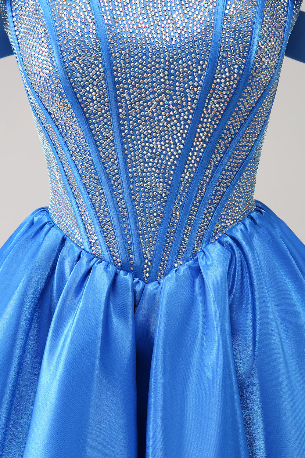 Jolie robe de soirée bleue style corset à épaules dénudées et perles