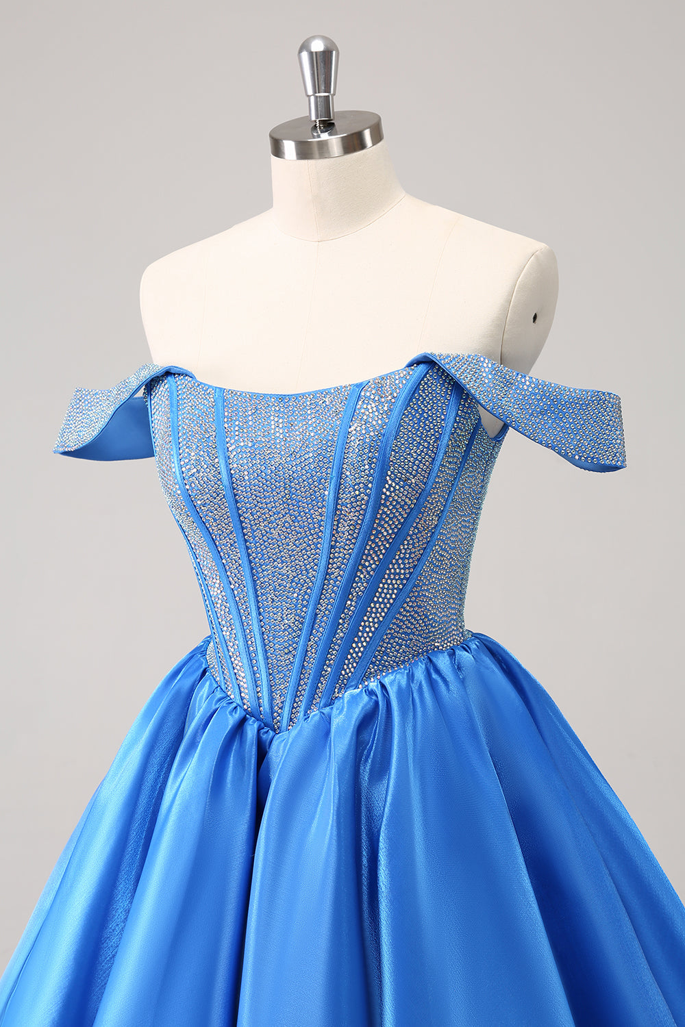 Jolie robe de soirée bleue style corset à épaules dénudées et perles