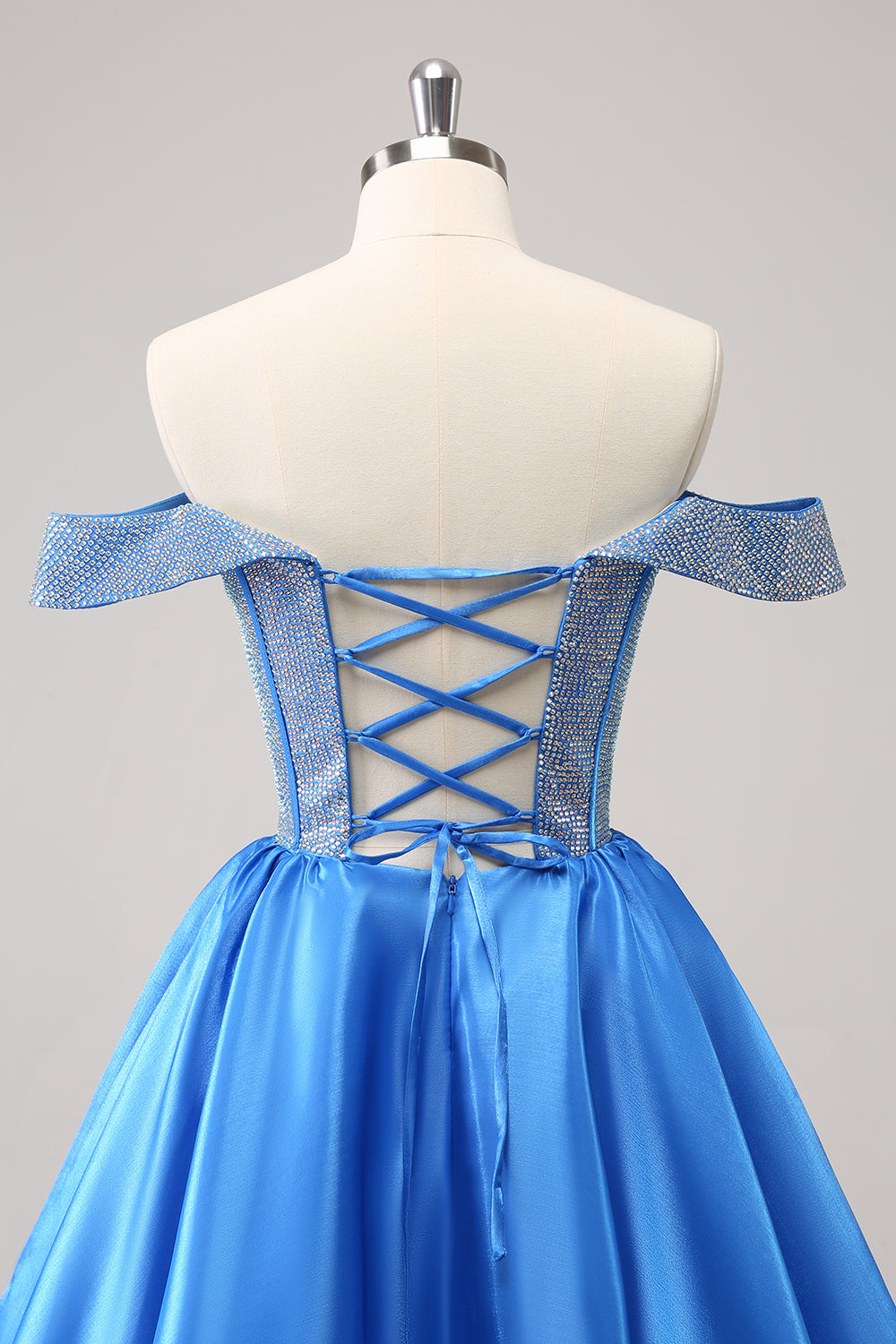 Jolie robe de soirée bleue style corset à épaules dénudées et perles