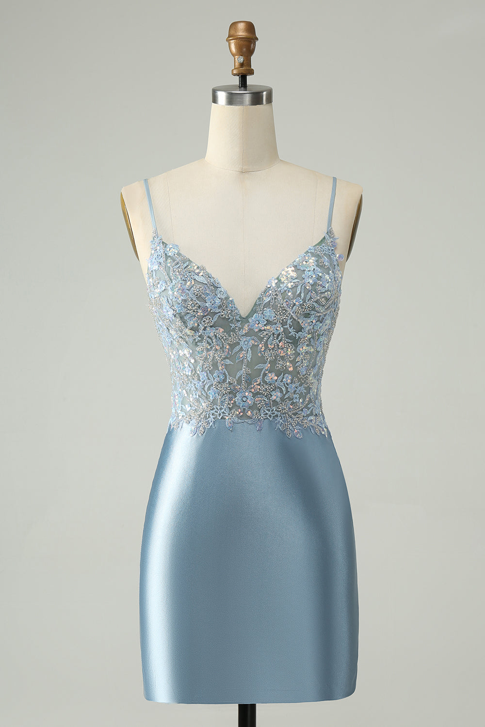 Robe de soirée moulante en satin bleu poussiéreux scintillante et fleurie ornée de perles
