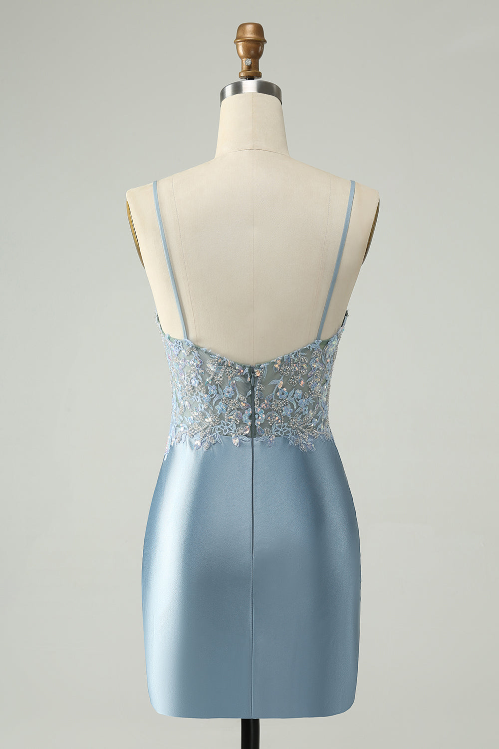Robe de soirée moulante en satin bleu poussiéreux scintillante et fleurie ornée de perles