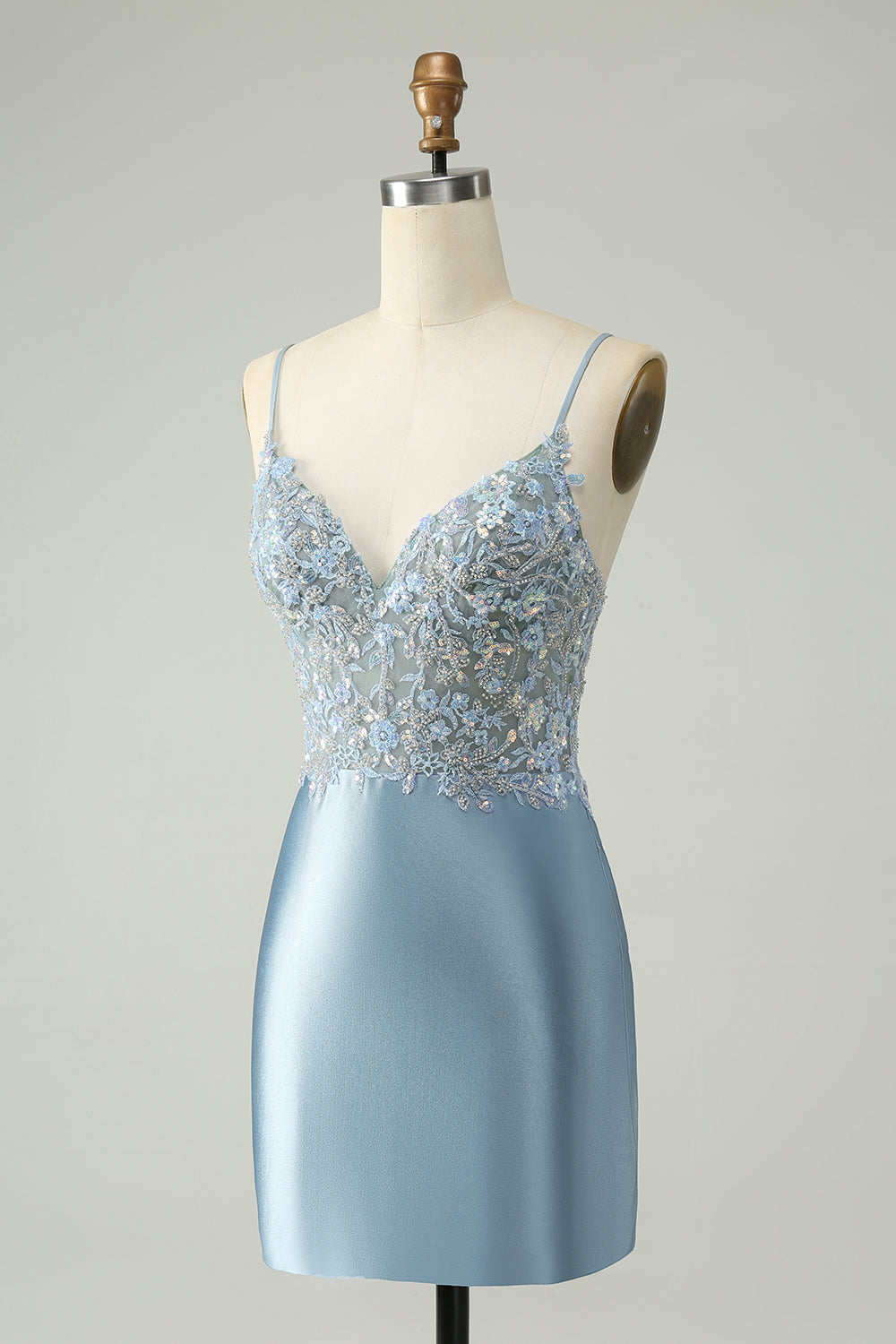 Robe de soirée moulante en satin bleu poussiéreux scintillante et fleurie ornée de perles