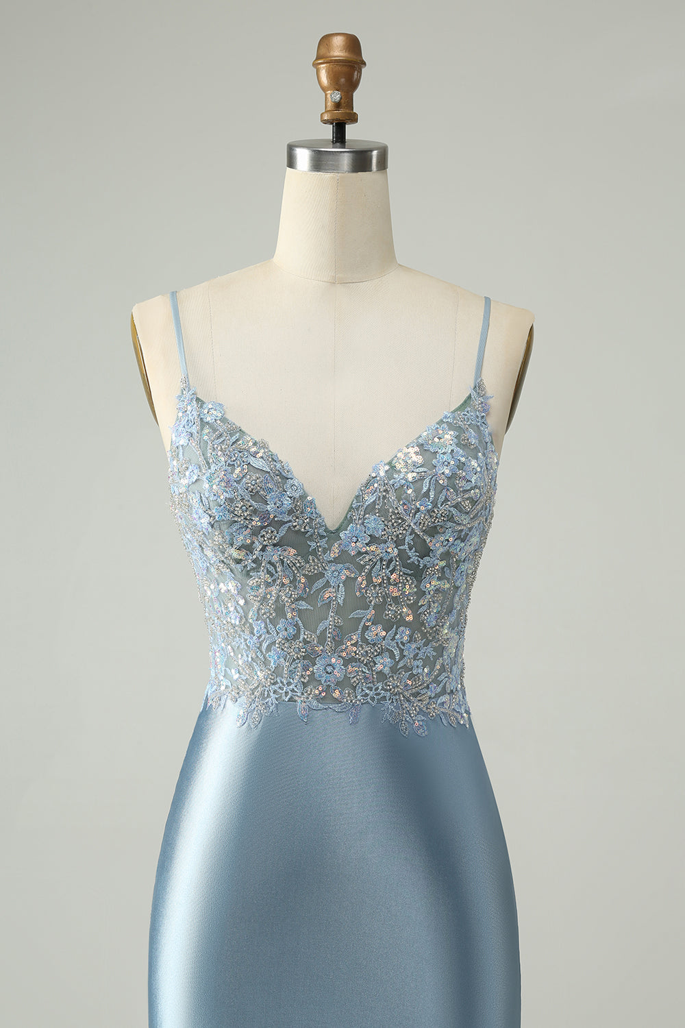 Robe de soirée moulante en satin bleu poussiéreux scintillante et fleurie ornée de perles