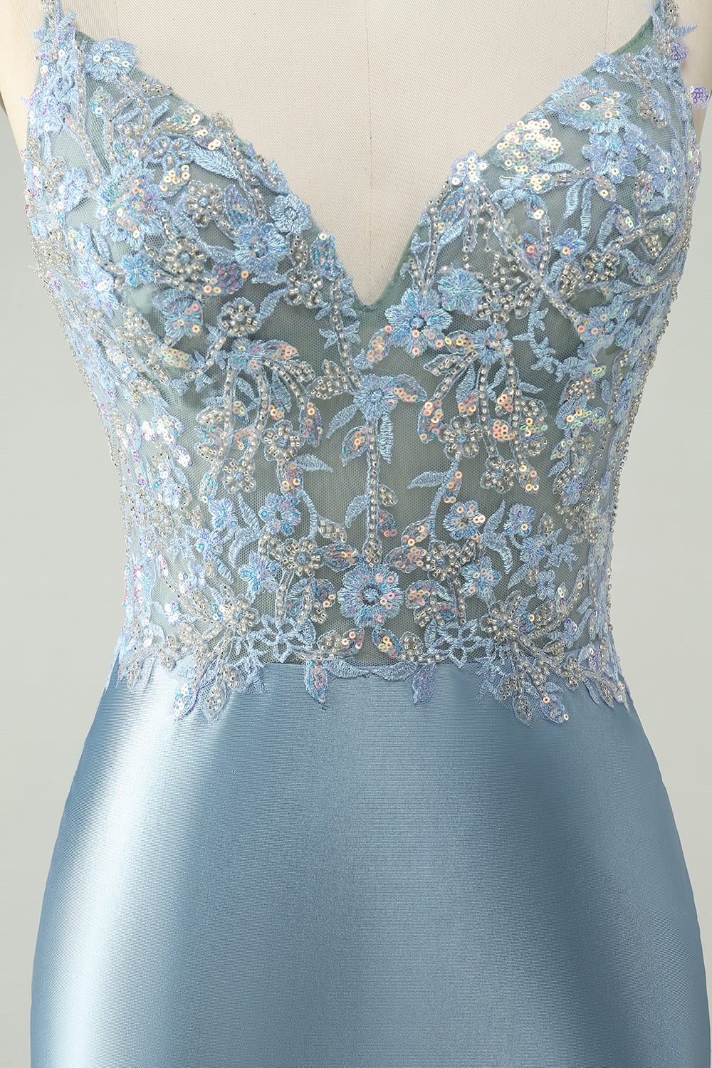 Robe de soirée moulante en satin bleu poussiéreux scintillante et fleurie ornée de perles