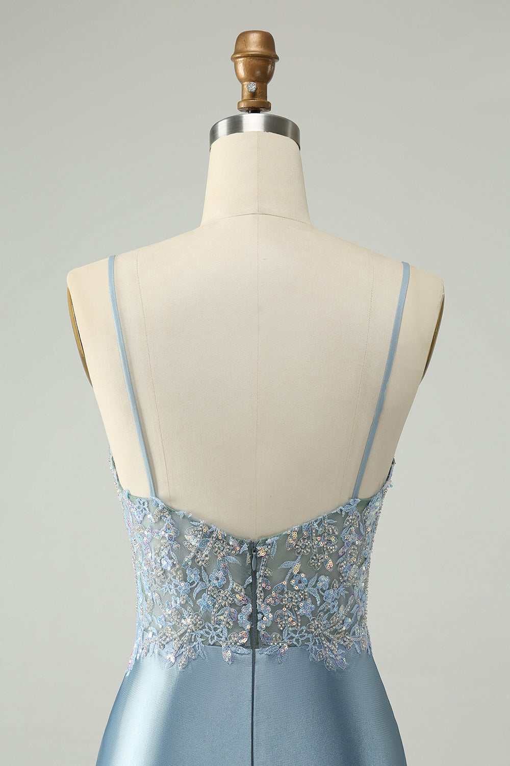 Robe de soirée moulante en satin bleu poussiéreux scintillante et fleurie ornée de perles