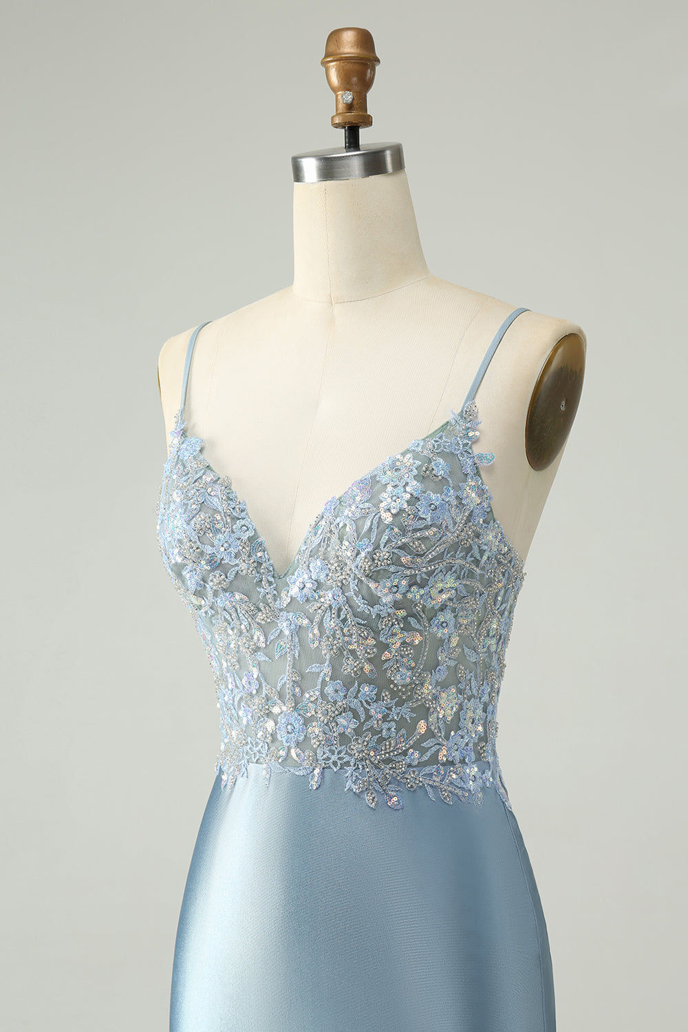 Robe de soirée moulante en satin bleu poussiéreux scintillante et fleurie ornée de perles