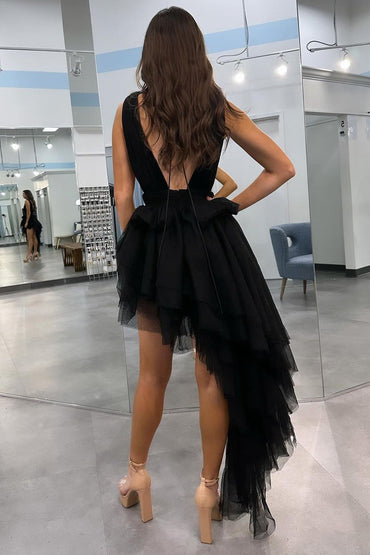 Robe de bal trapèze noire à col en V et ourlet irrégulier Roycebridal