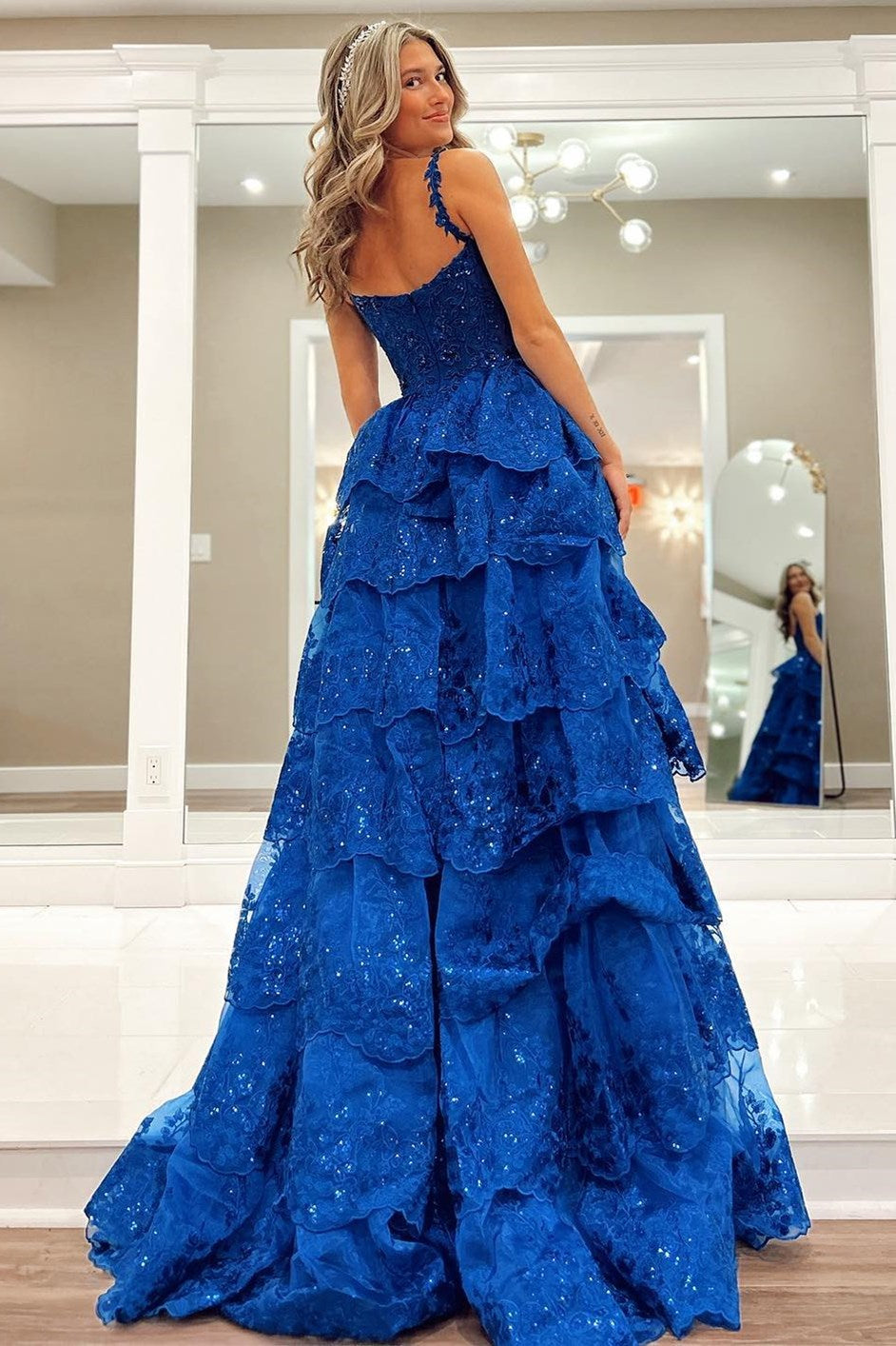 Maisy| Langes, gestuftes Kleid aus blauem Tüll mit Pailletten, Herzausschnitt und Rüschen