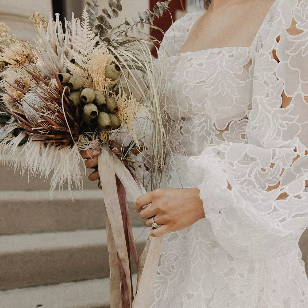 Robe de mariée trapèze style bohème à col carré et manches longues bouffantes, dos nu, entièrement en dentelle