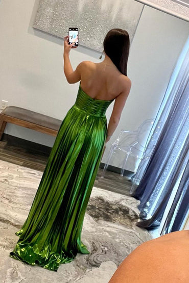 Roycebridal Oakley | Grünes, metallisches, trägerloses, plissiertes A-Linien-Ballkleid