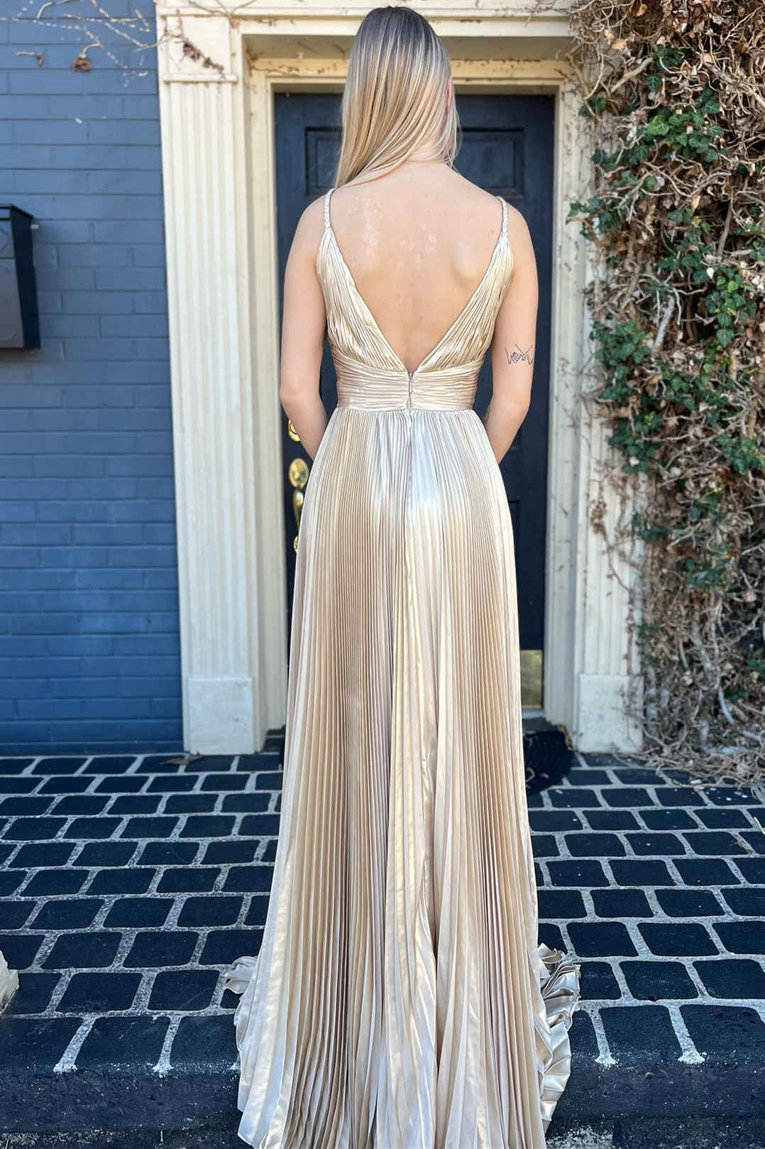 Roycebridal Barbara | Langes Ballkleid mit tiefem V-Ausschnitt und goldener Plissee-Optik