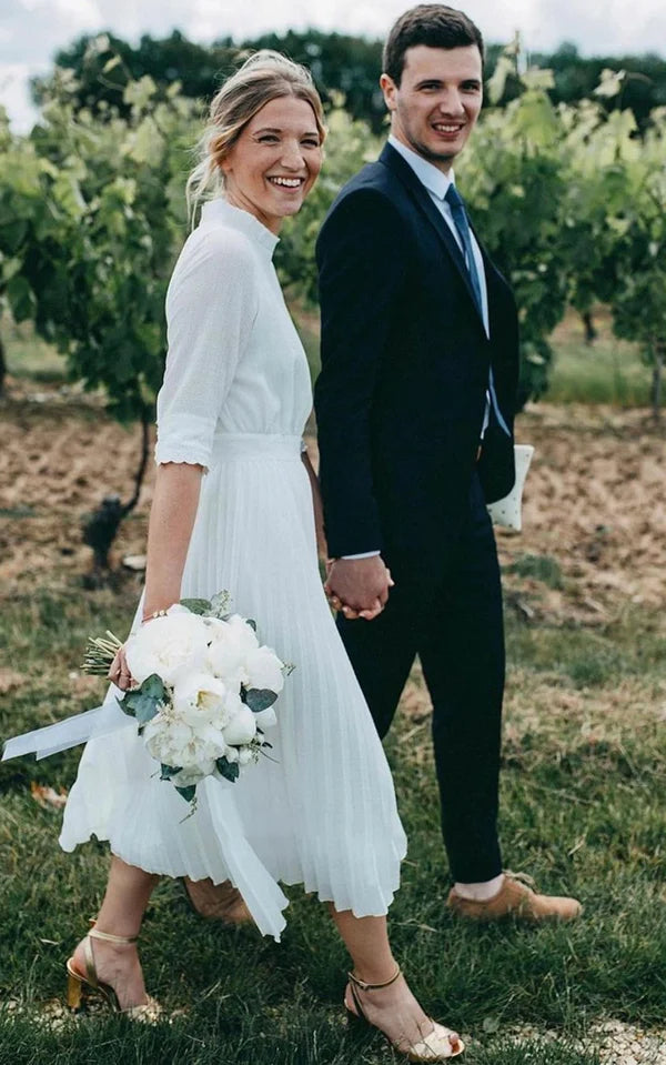 Robe de bal trapèze bleue plissée avec découpe en satin