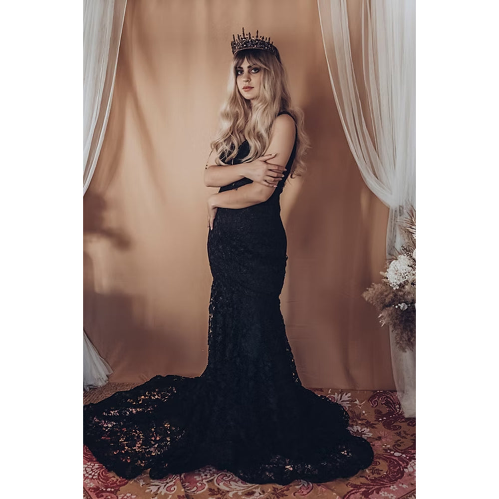 Robe de mariée sirène noire gothique sexy à bretelles spaghetti et col en V et dos nu avec appliques en dentelle