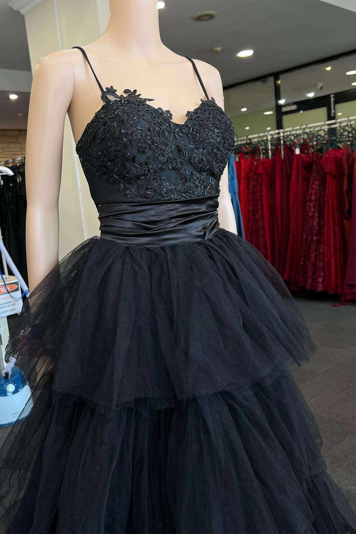 Roycebridal Langes Ballkleid in A-Linie mit mehrstufigen schwarzen Trägern