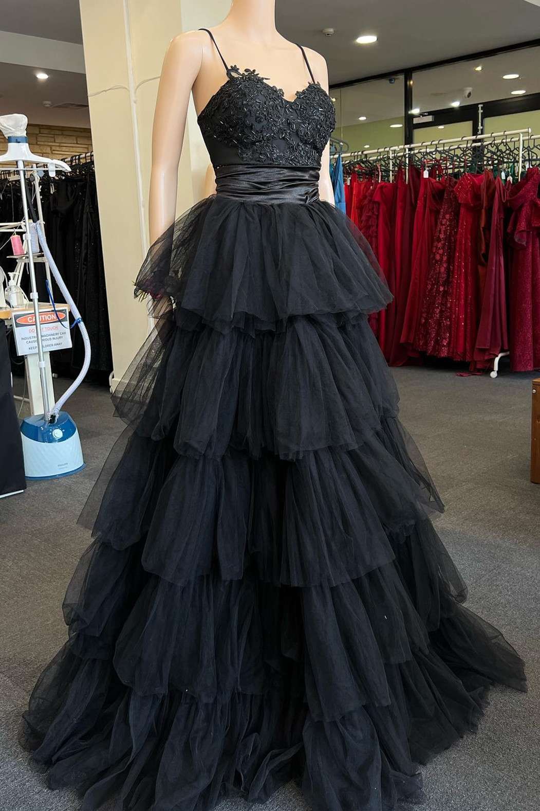 Roycebridal Langes Ballkleid in A-Linie mit mehrstufigen schwarzen Trägern