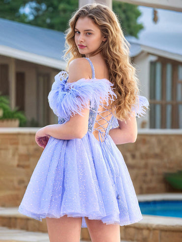 Robe de soirée trapèze en tulle perlé à épaules dénudées et plumes