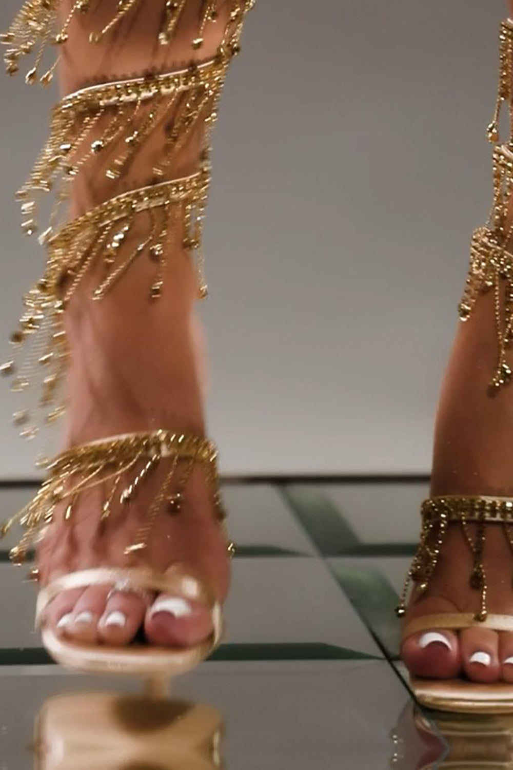 Sandales à talons hauts à lanières et pompons dorés et scintillants