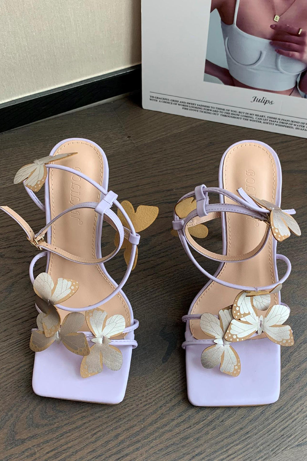 Talon aiguille haut papillon à brides croisées