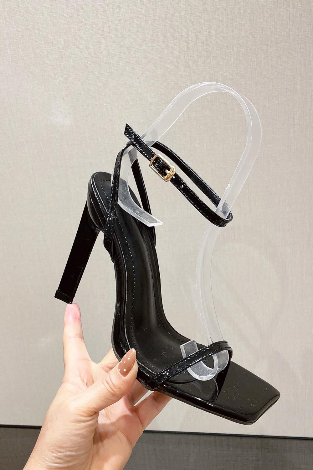 Un mot avec des talons hauts épais à tête carrée