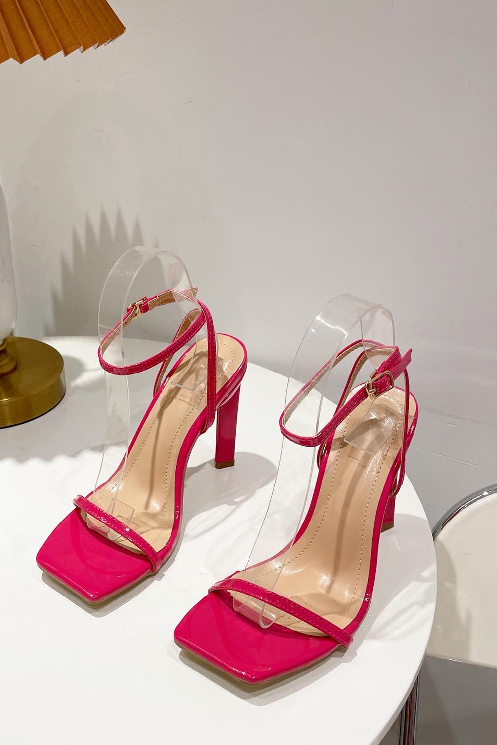 Un mot avec des talons hauts épais à tête carrée