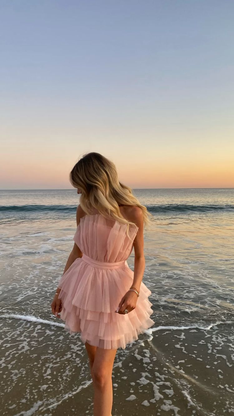 Robe de soirée courte rose sans manches et sans bretelles