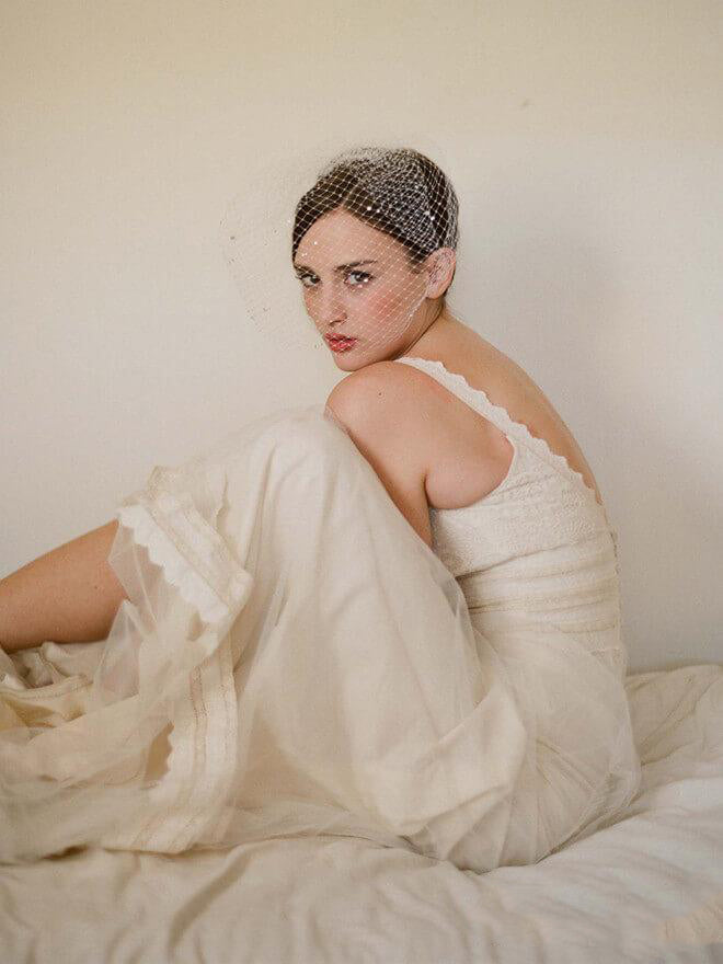 Roycebridal Vintage Elfenbeinfarbener Brautschleier aus Netzstoff im Vogelkäfig-Stil mit winzigen Kristallen
