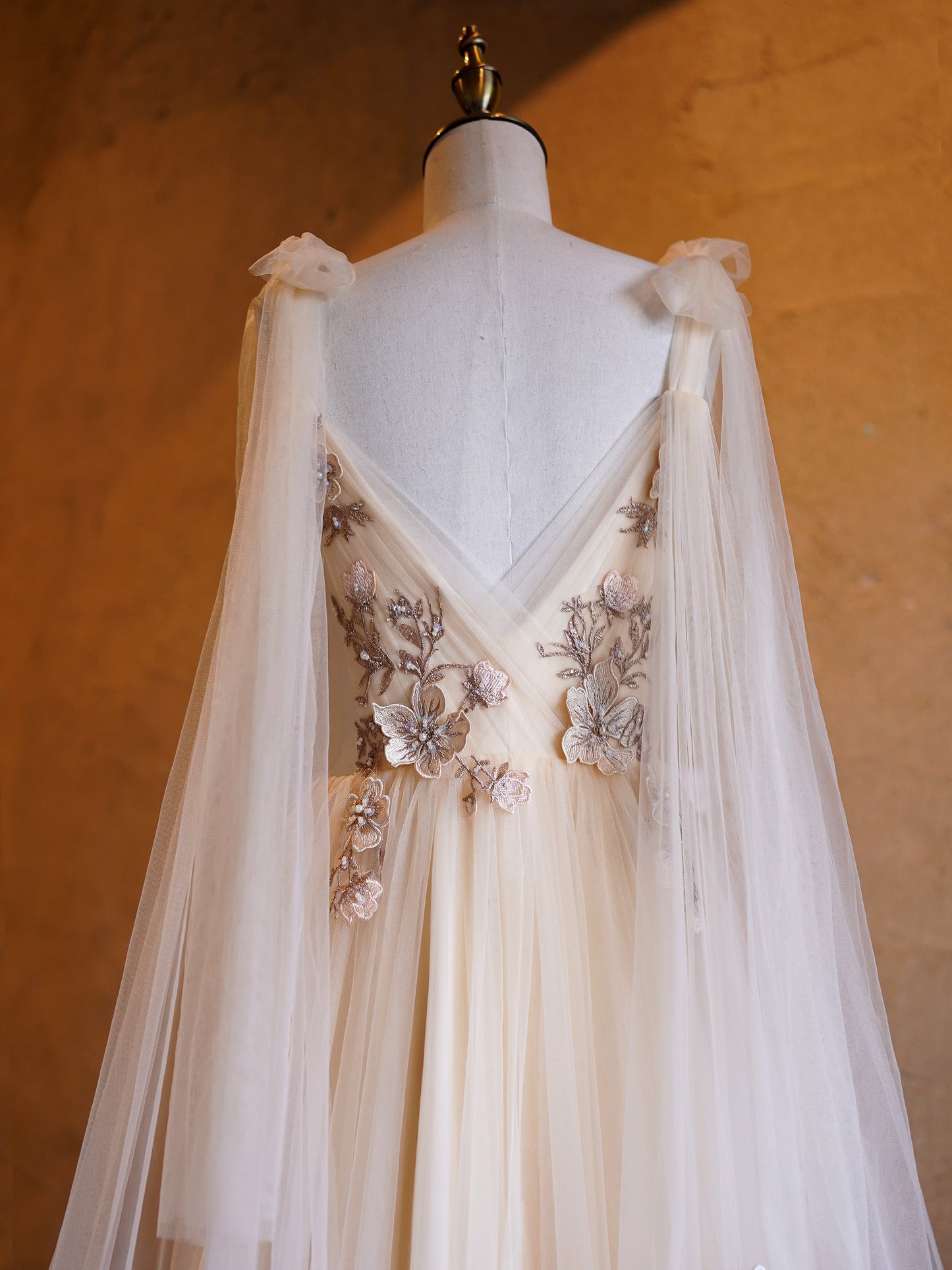 Roycebridal A-Linie Tüll Stickerei Tiefem V-Ausschnitt Bodenlang Ballkleider