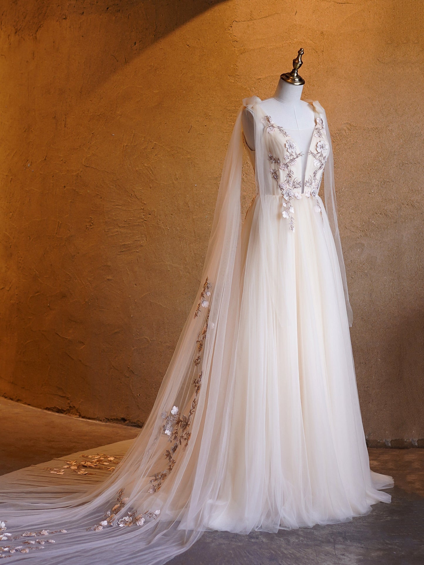 Roycebridal A-Linie Tüll Stickerei Tiefem V-Ausschnitt Bodenlang Ballkleider