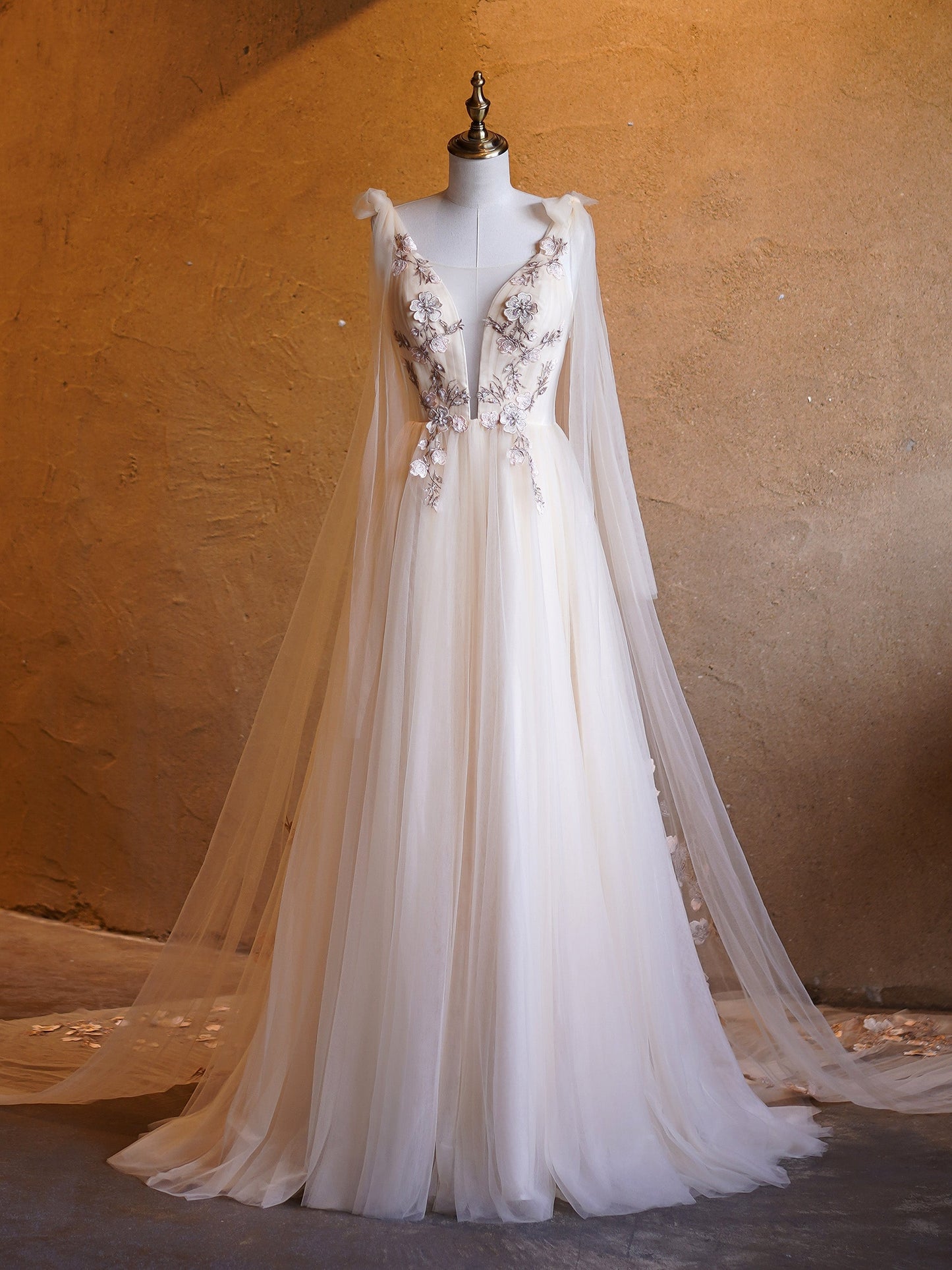Roycebridal A-Linie Tüll Stickerei Tiefem V-Ausschnitt Bodenlang Ballkleider